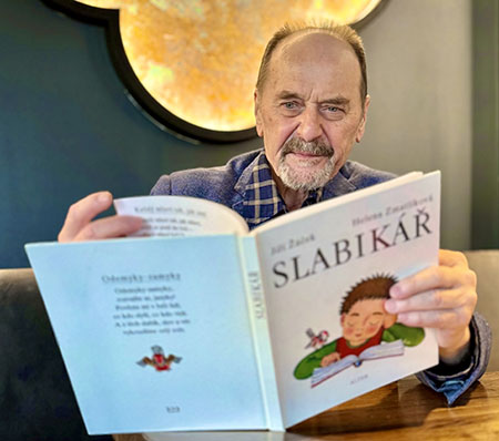Jiří Žáček se slabikářem